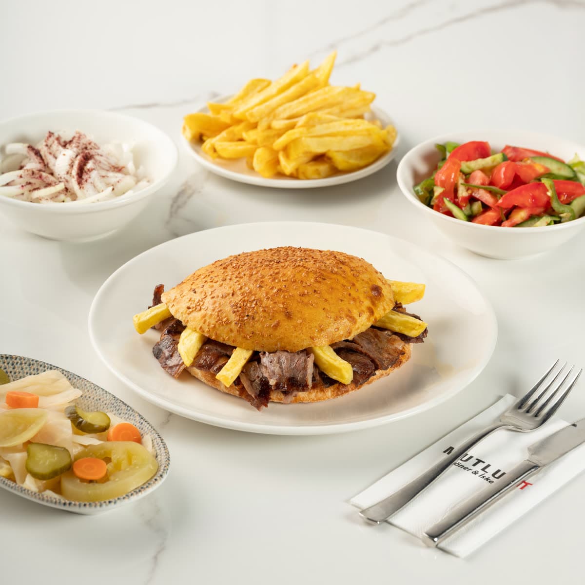 Mutlu Et hamburgeri, yanında patates kızartması ve turşu