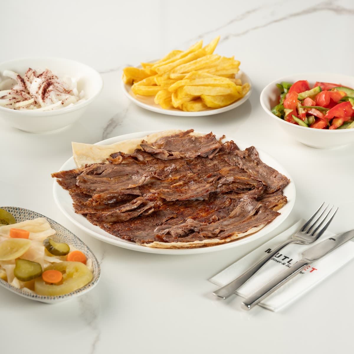 Mutlu Et porsiyon döner tabağı: yaprak et döner, patates kızartması, turşu ve çoban salata