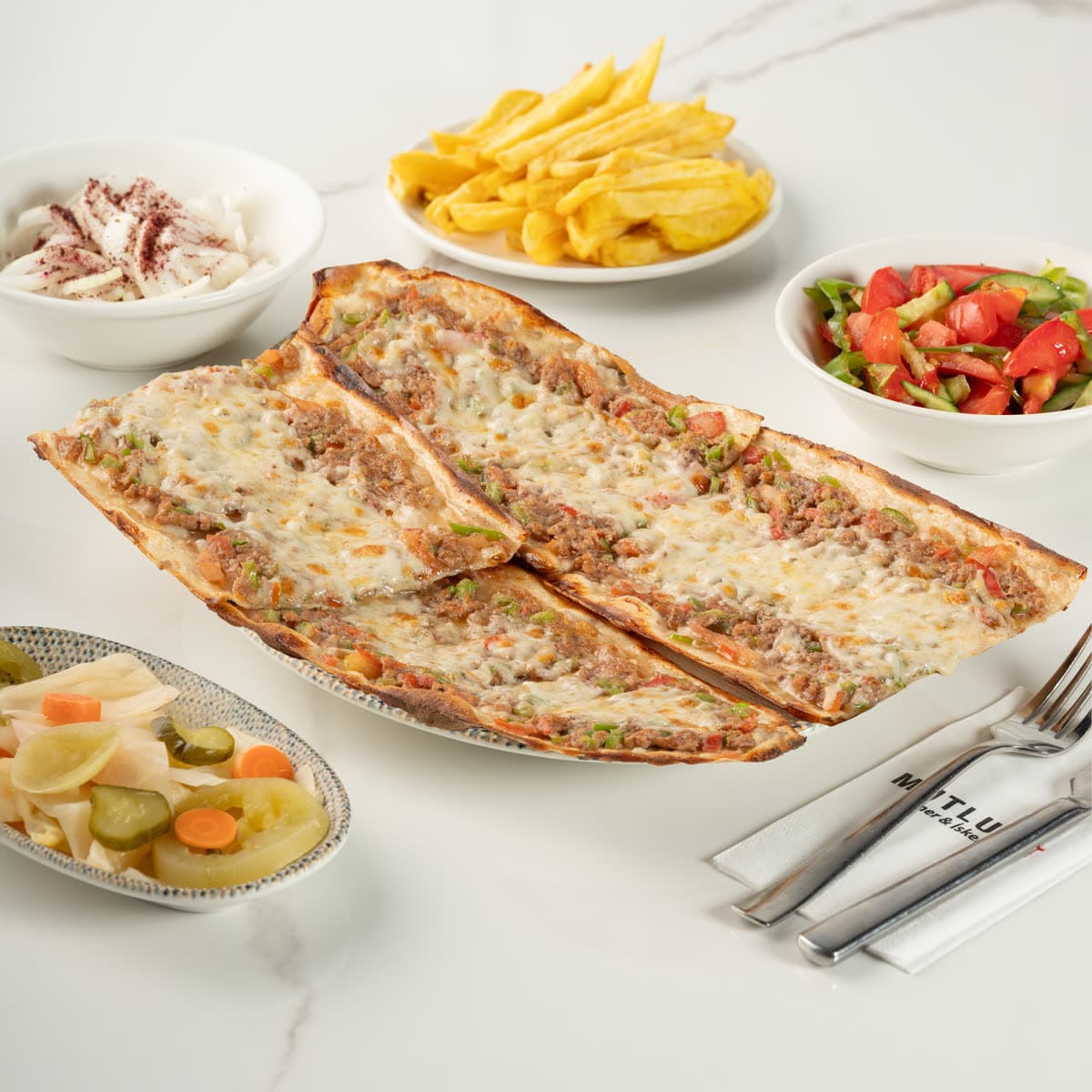 Kıyma ve eritilmiş kaşar peyniriyle hazırlanmış taş fırın pidesi