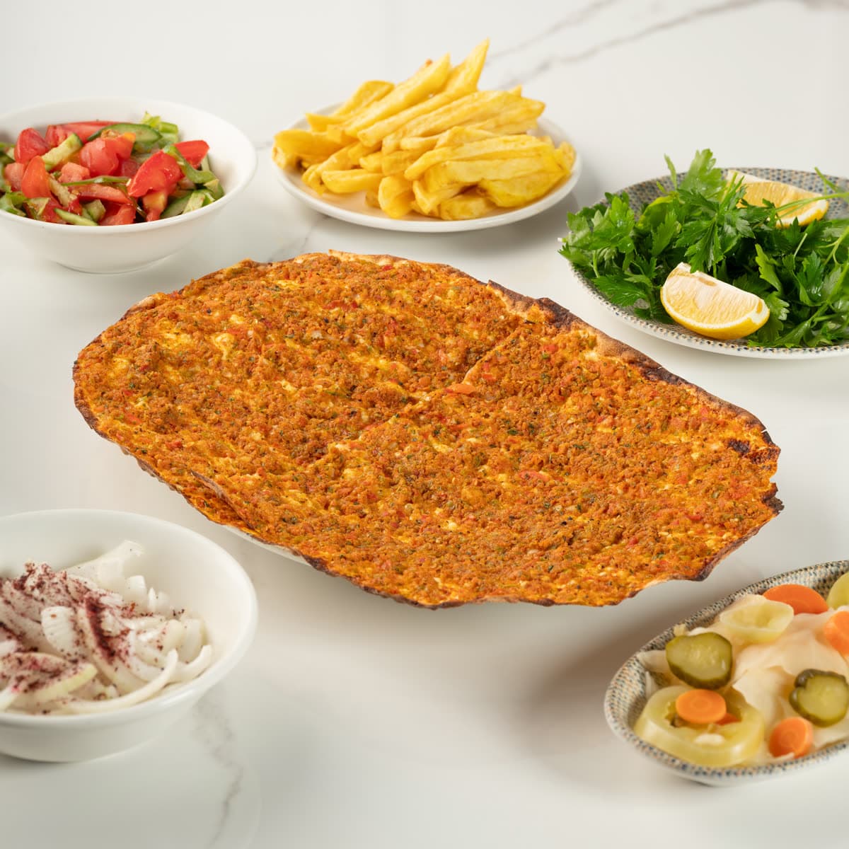 Taş fırında pişmiş ince hamurlu lahmacun, yanında limon ve yeşillik
