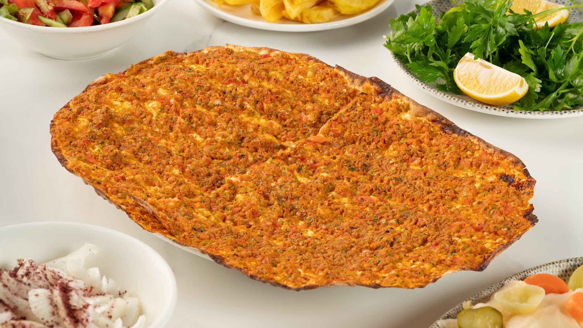 Taş fırında pişmiş lahmacun