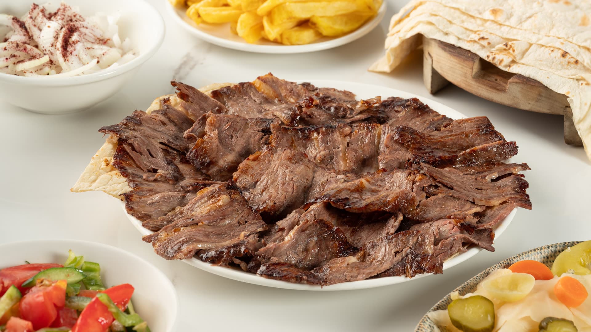 Odun ateşinde çevrilmiş yaprak et döner