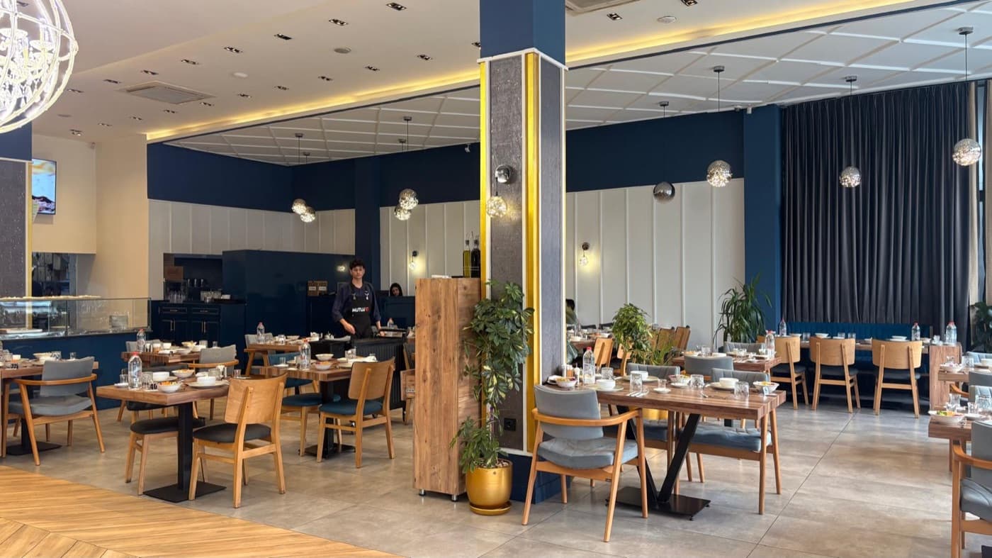 Mutlu Et iç mekân — geniş salon ve aile masaları